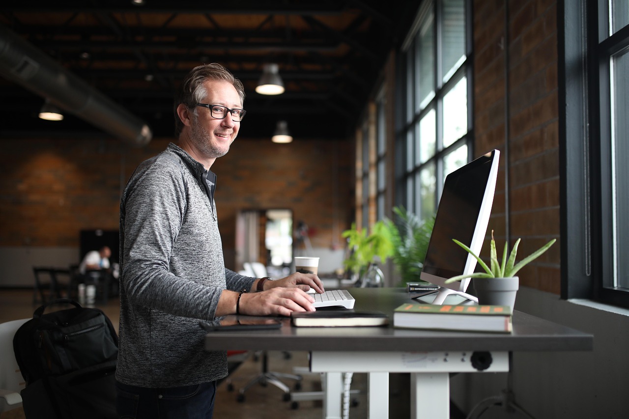 Office desk, man, business — Advantages of Trading with Metatrader 4 Online